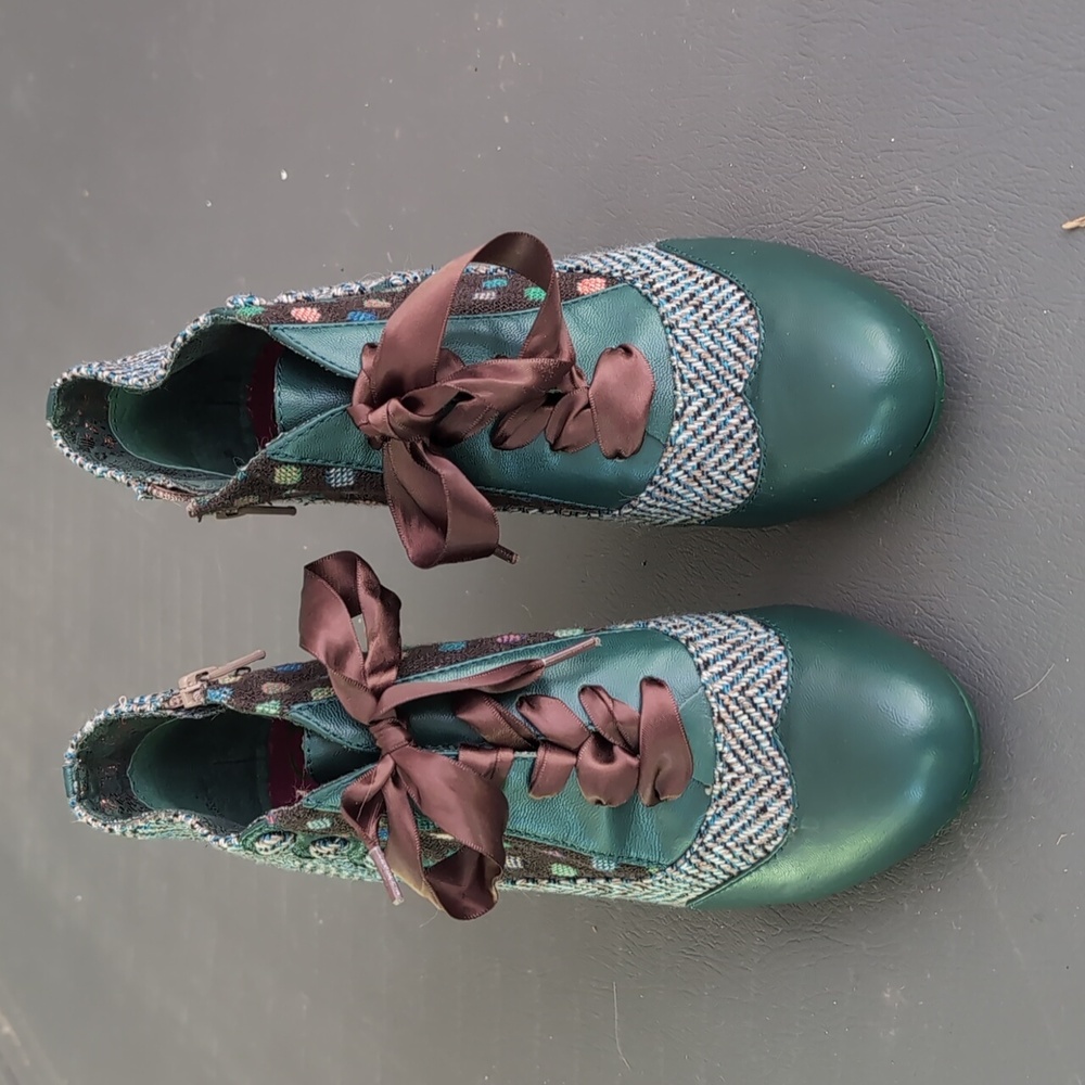 Poetic License Betsy Buttons Booties sz 38.5
